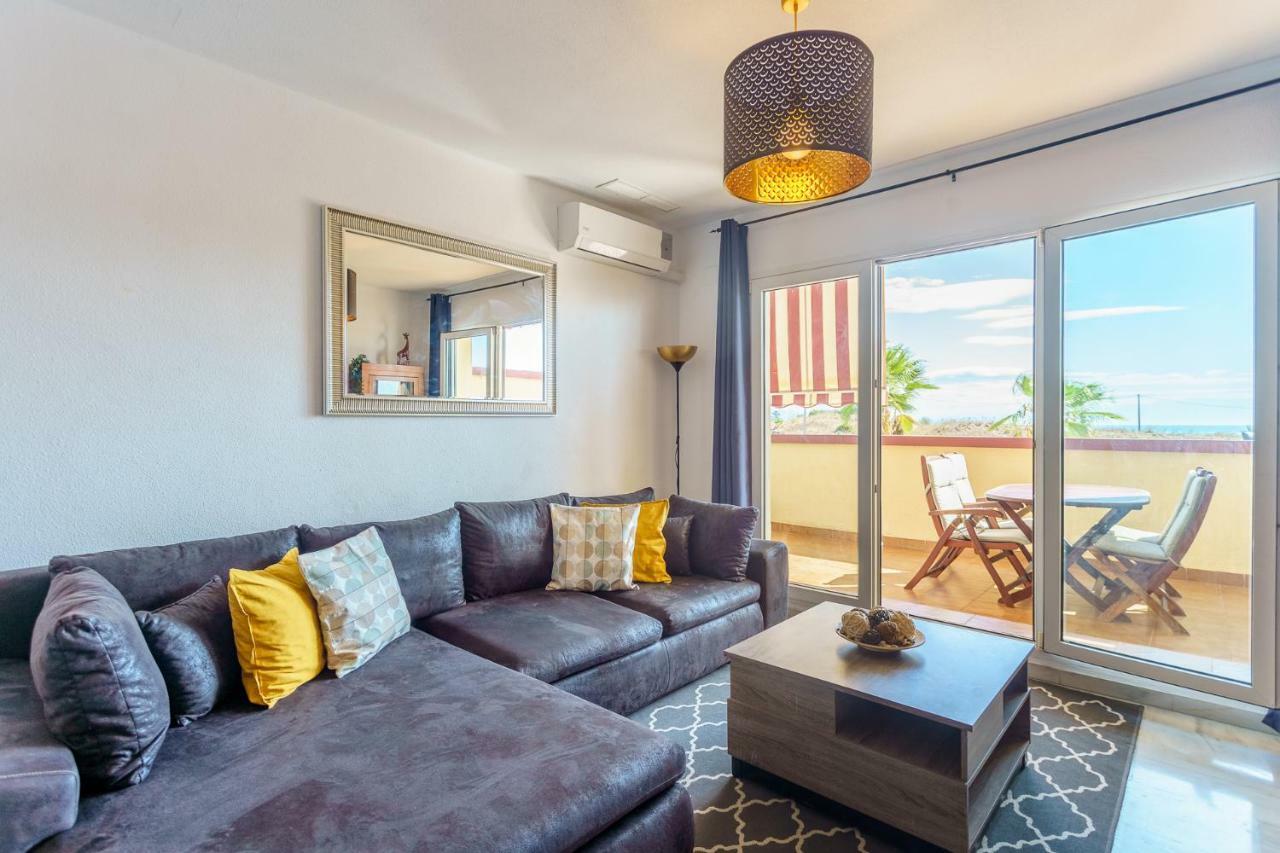 Spacious Beachfront Flat With Sea Views And Private Indoor Parking Benalmádena Kültér fotó