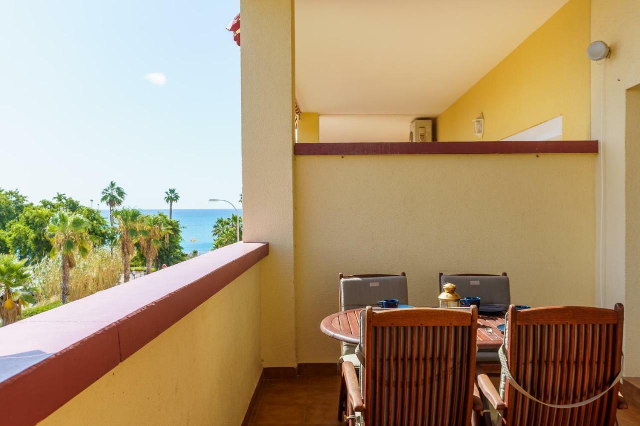 Spacious Beachfront Flat With Sea Views And Private Indoor Parking Benalmádena Kültér fotó