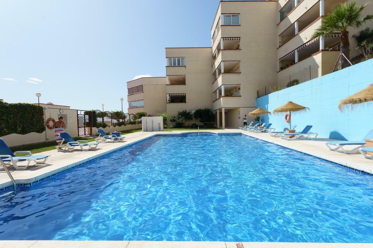 Spacious Beachfront Flat With Sea Views And Private Indoor Parking Benalmádena Kültér fotó