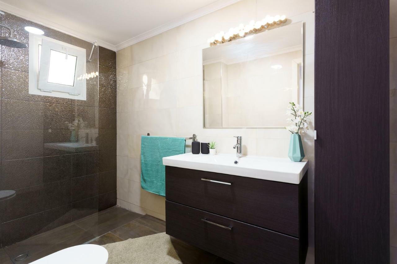 Spacious Beachfront Flat With Sea Views And Private Indoor Parking Benalmádena Kültér fotó