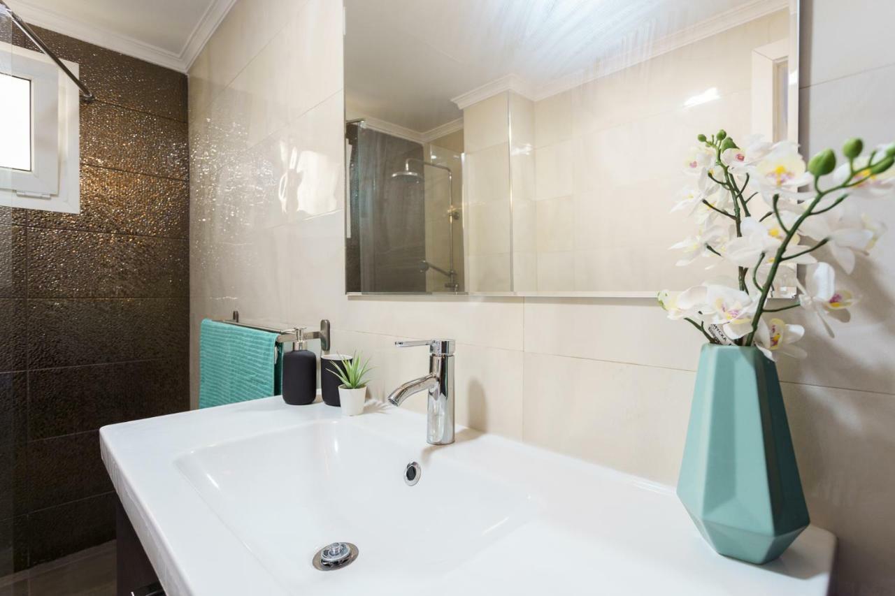 Spacious Beachfront Flat With Sea Views And Private Indoor Parking Benalmádena Kültér fotó