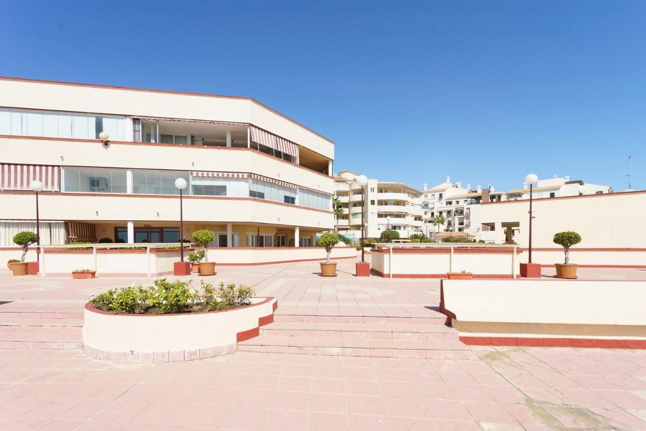 Spacious Beachfront Flat With Sea Views And Private Indoor Parking Benalmádena Kültér fotó