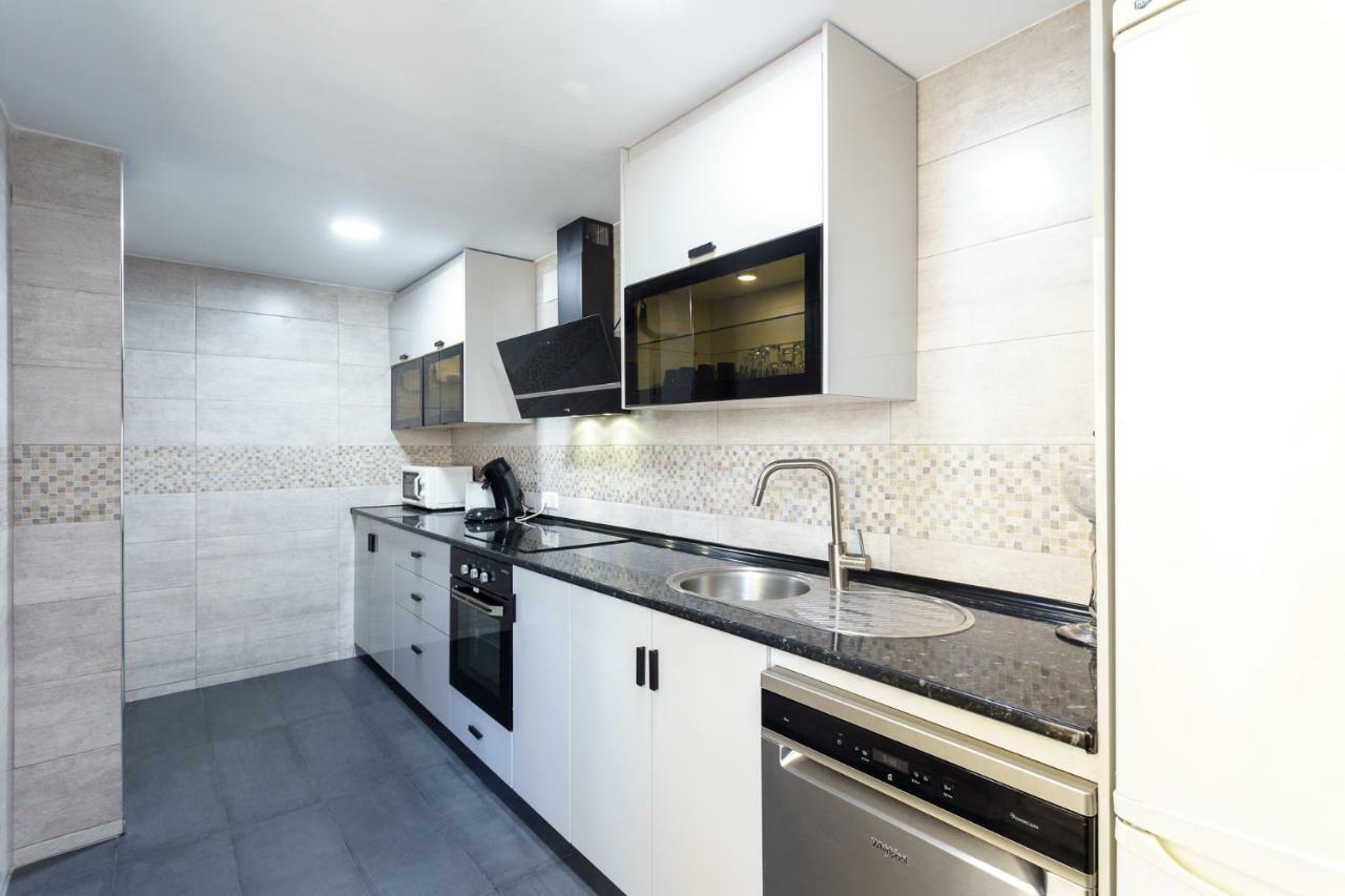 Spacious Beachfront Flat With Sea Views And Private Indoor Parking Benalmádena Kültér fotó