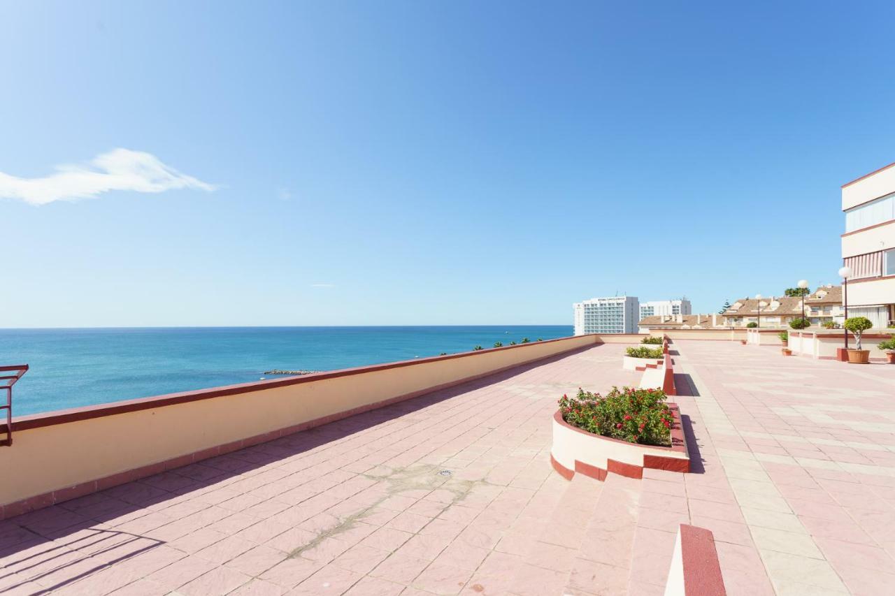 Spacious Beachfront Flat With Sea Views And Private Indoor Parking Benalmádena Kültér fotó