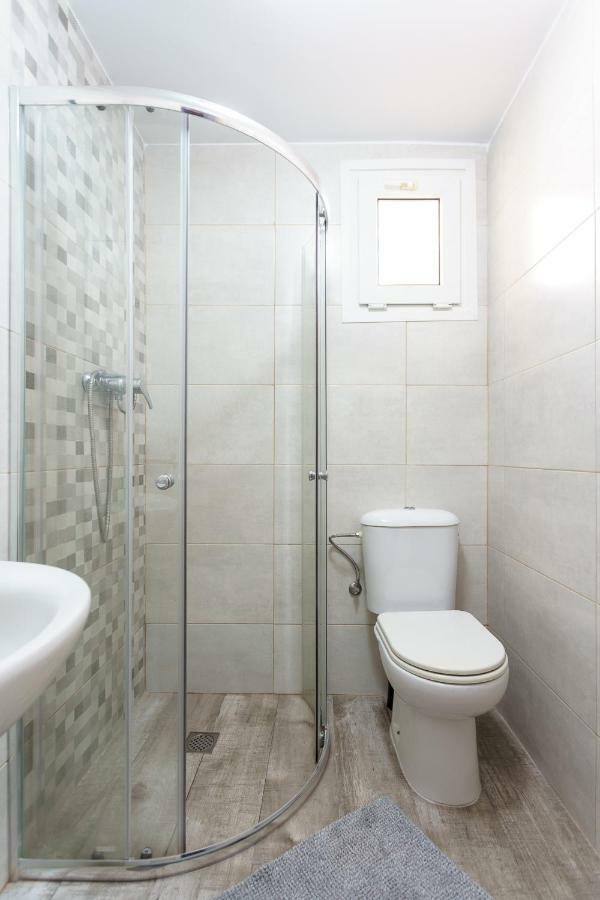 Spacious Beachfront Flat With Sea Views And Private Indoor Parking Benalmádena Kültér fotó