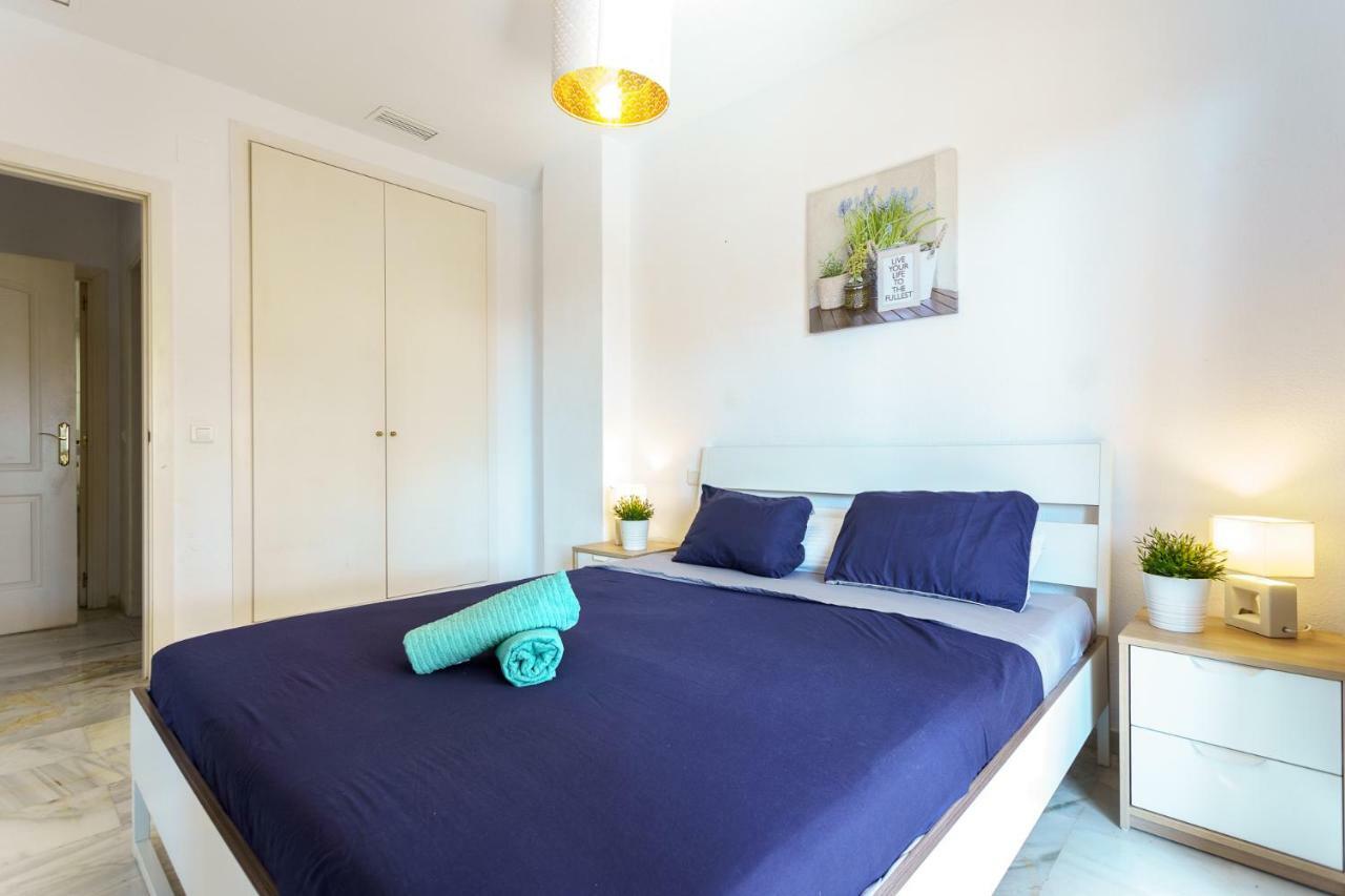 Spacious Beachfront Flat With Sea Views And Private Indoor Parking Benalmádena Kültér fotó