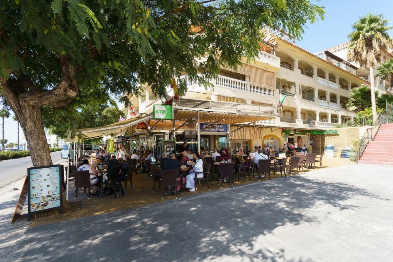 Spacious Beachfront Flat With Sea Views And Private Indoor Parking Benalmádena Kültér fotó